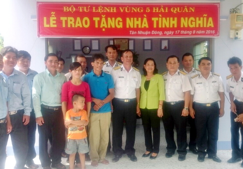 Lễ trao tặng nhà tình nghĩa cho thân nhân gia đình liệt sĩ Lê Văn Hòa